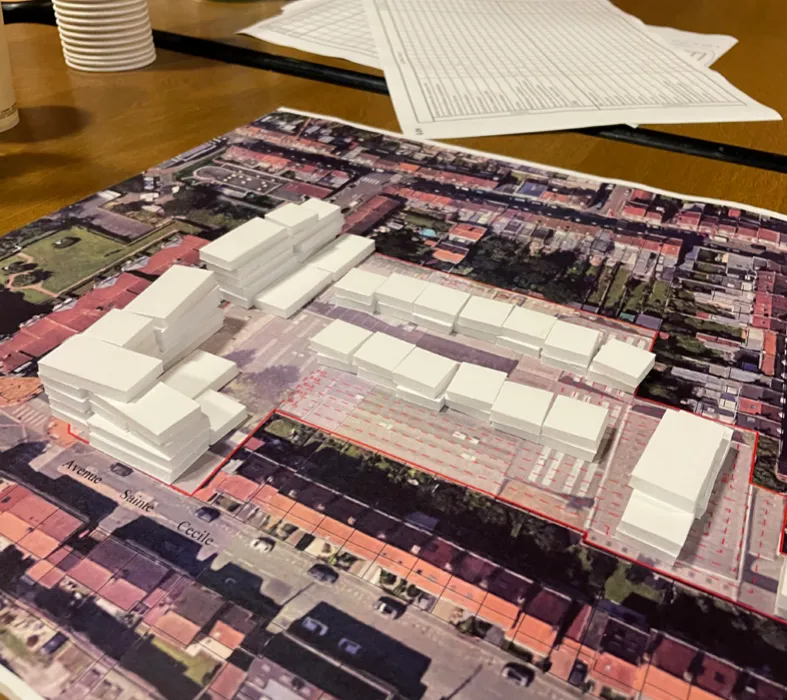 Maquette blanche du projet de logements posée sur une vue aérienne