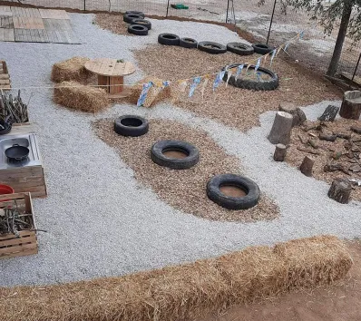 Cour extérieure aménagée avec pneus, paille et bois