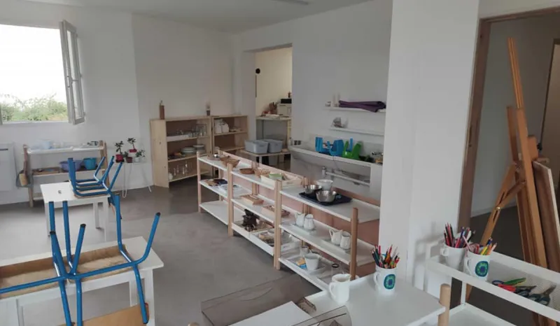 Salle de classe Montessori aux étagères en bois