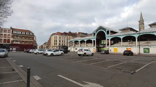Place servant de parking devant une halle, à Lille