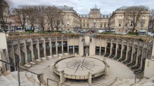 Place en hémicycle avec colonnade et rose des vents au sol