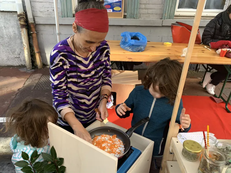Atelier cuisine avec Sylvie, cheffe brésilienne, et des enfants