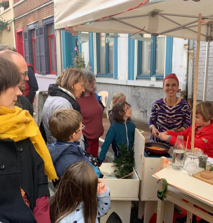 Atelier cuisine sous une tonnelle avec des familles