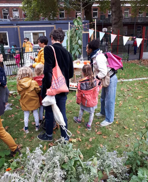 Déambulation dans un jardin du quartier
