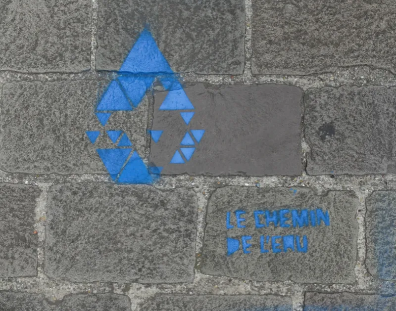 Marquage bleu en forme de goutte sur un pavé