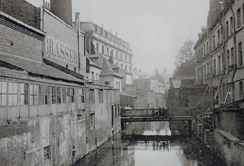 La place Gilleson avant 1922 : photographie d’archive du canal