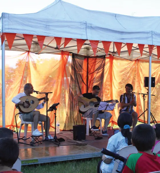 Concert sous un chapiteau orné de fanions