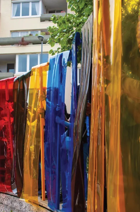 Rideaux translucides colorés tendus dans la rue