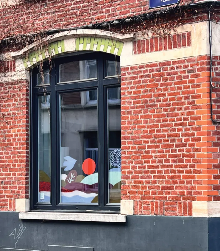 Fenêtre décorée au rez-de-chaussée d’une maison en brique