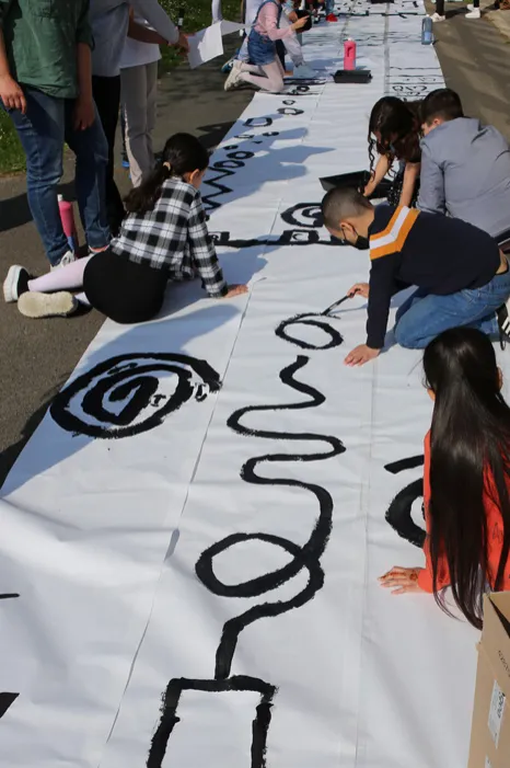 Enfants dessinant à genoux sur le papier