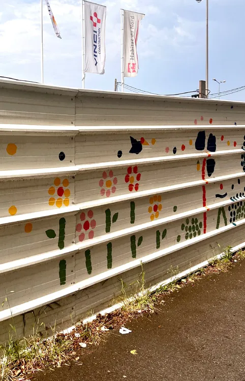 Motifs de fleurs et de feuilles peints sur le bardage