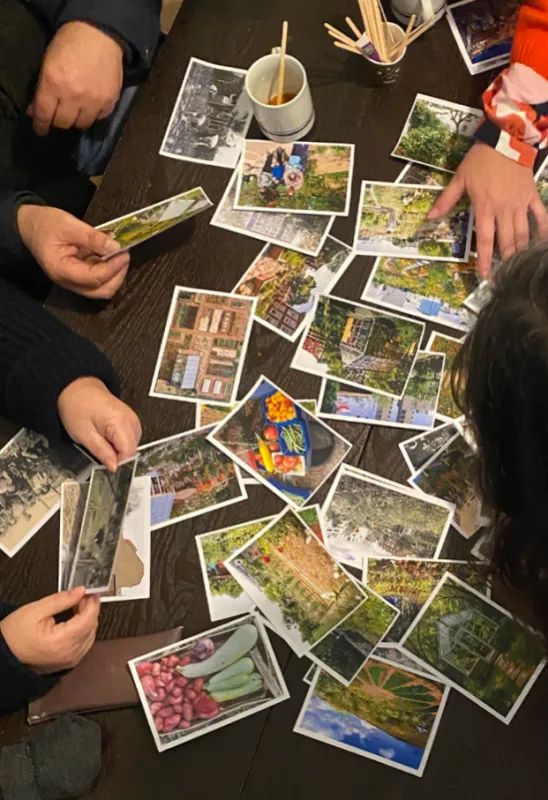 Mains triant des photos du quartier sur une table
