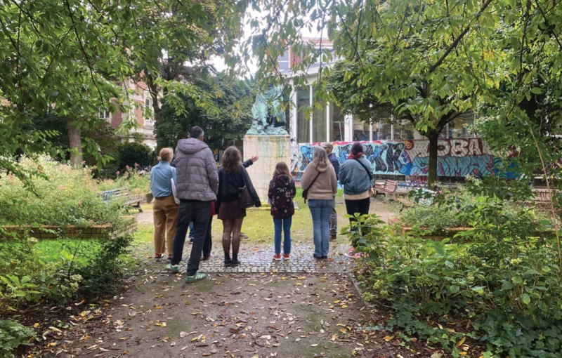 Promenade dans un jardin public en automne