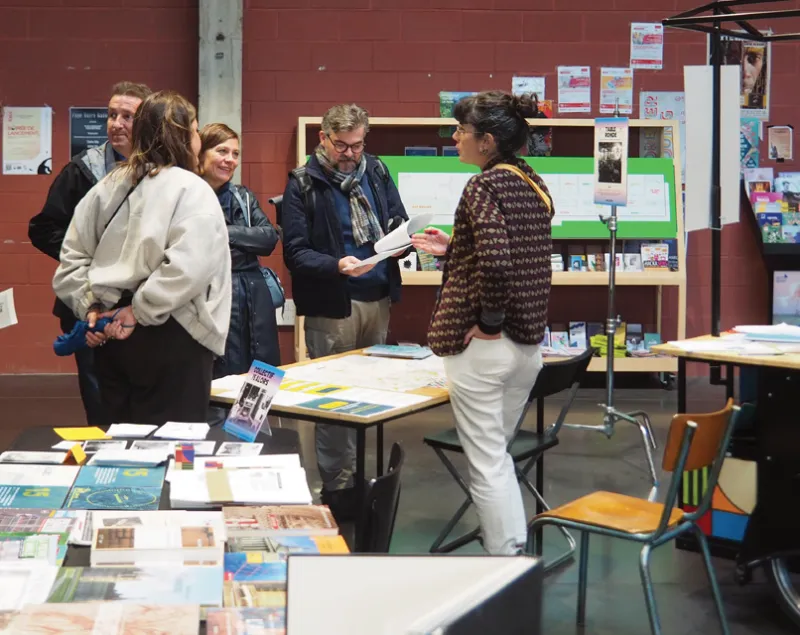Stand d’information avec cartes et documents