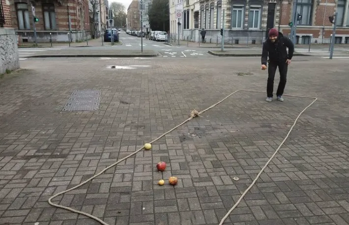 Partie de pétanque improvisée sur le triangle délaissé