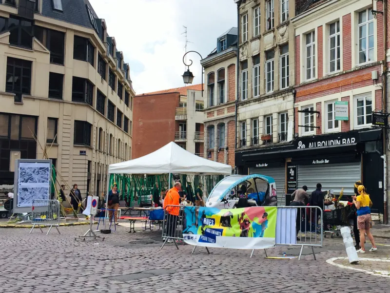 Membres du collectif et bénévoles lors de la Rue aux enfants, place Maurice Schumann