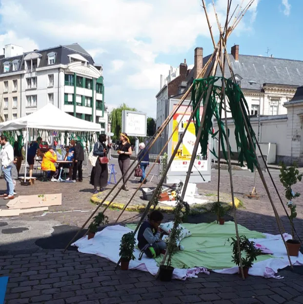 Tipi végétal et stands installés sur la place pendant la Rue aux enfants