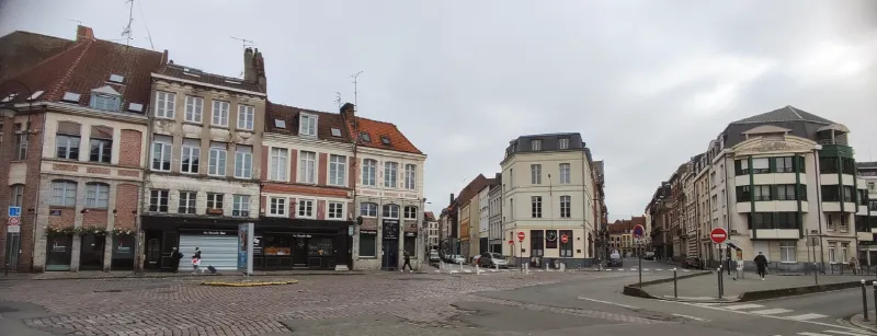 La place Maurice Schumann aujourd’hui, entourée de maisons de ville
