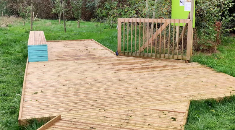 Plateforme en bois et portillon d’accès au jardin